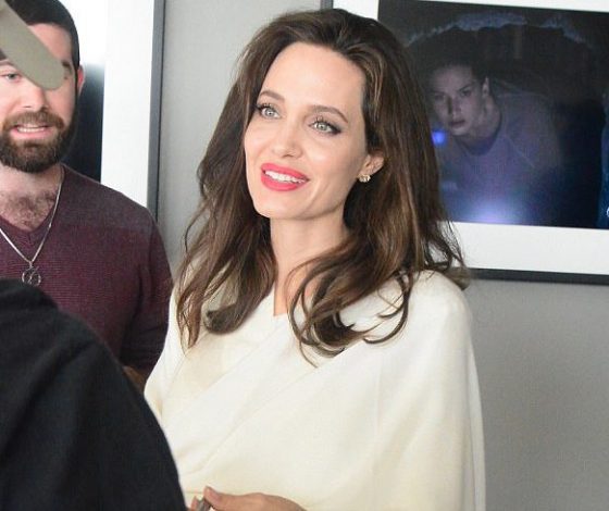 Какая счастливая! Анджелина Джоли на пресс-конференции в Лос-Анджелесе