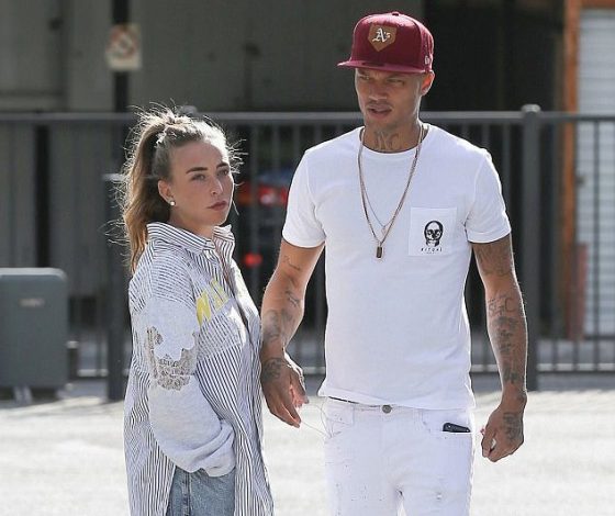 Интересно, почему? Девушка Джереми Микса прячет обручальное кольцо от папарацци