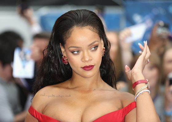 Белла Хадид, подвинься! Рианна появилась сразу на трех обложках Elle и успела оскандалиться