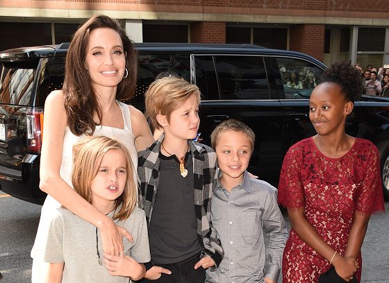 Счастливая семья! Анджелина Джоли на кинофестивале в Торонто вместе с детьми