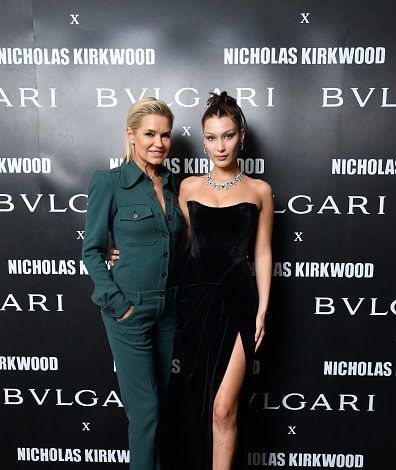 Белла Хадид пришла на вечеринку вместе с мамой. Вся в бриллиантах!