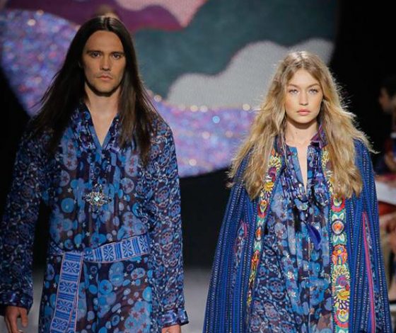 Джиджи Хадид потеряла обувь прямо на показе!