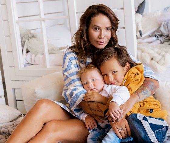 Новая рубрика «Мама может»: Айза Анохина про роды, отношения с родителями и воспитание сыновей