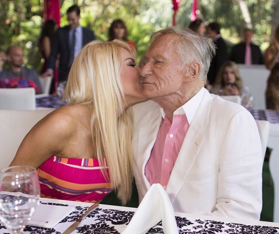 История любви Хью Хефнера и его молодой жены. Почему в первый раз они отменили свадьбу?