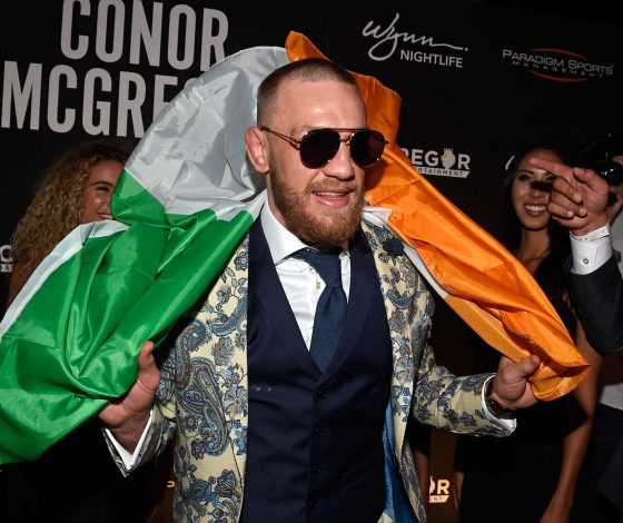 Какая прелесть! У Конора МакГрергора и его сына одинаковые (и очень дорогие) кроссовки