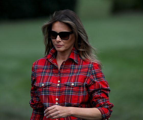 Новый выход Мелании: рубашка за 1300 долларов для огорода