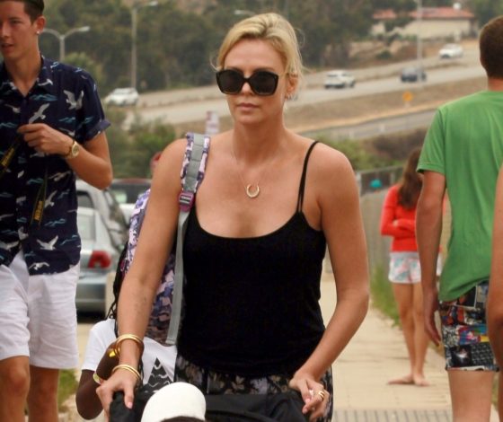 Ушла в отпуск! Шарлиз Терон проводит время с дочкой