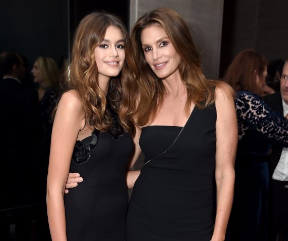 Кайя Гербер гуляет по Парижу вместе с Синди Кроуфорд