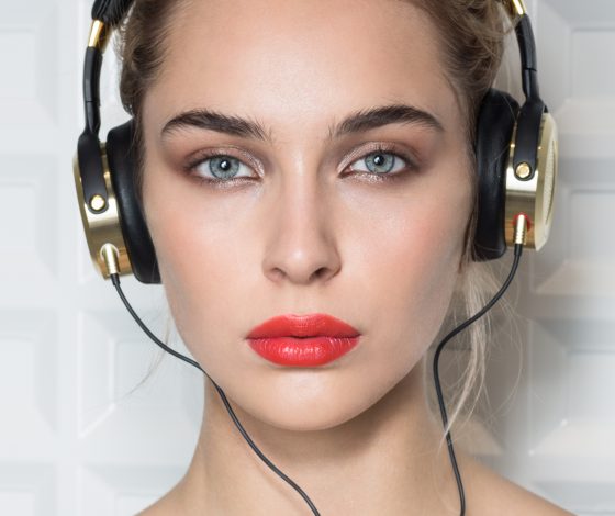 Яркие брови вышли из моды. Ресницы больше не нужно красить тушью. Эти и другие тренды в макияже от визажиста Chanel!