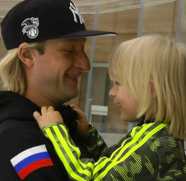 Евгений Плющенко с сыном Сашей 