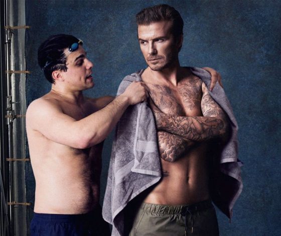 Наш герой! Этот парень появляется на фото звезд. И это очень смешно!