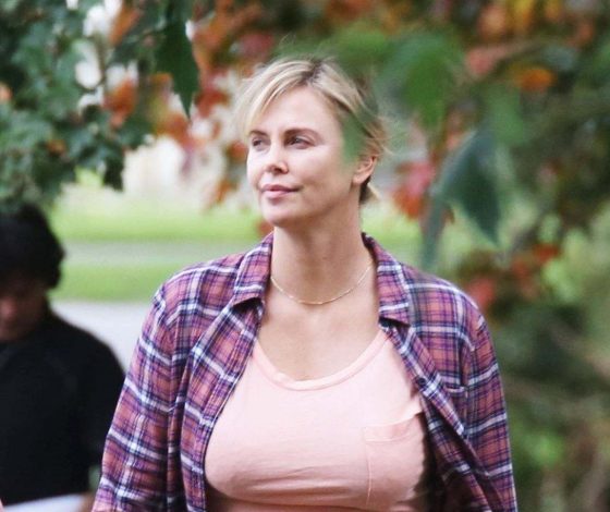 Мама дня! Шарлиз Терон гуляет с дочкой Август по Лос-Анджелесу