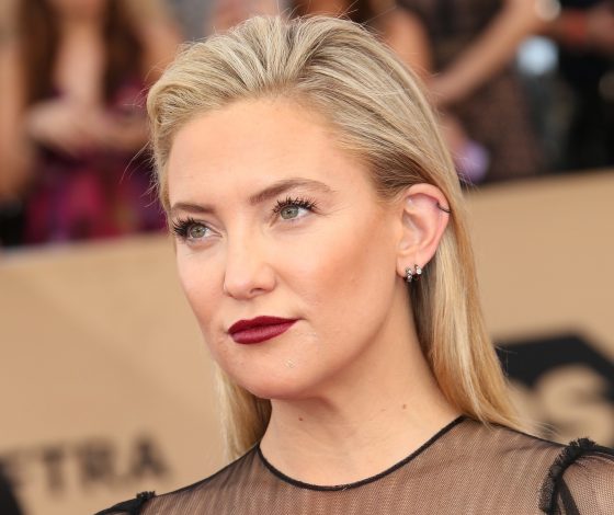 Бритая Кейт Хадсон ходит по улице в одном лифчике