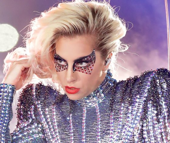 Наш герой! Леди Гага защитила фанатку, над которой издеваются в школе