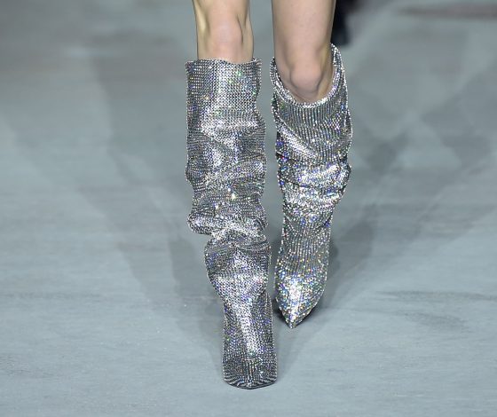 Блестящие ботфорты Saint Laurent: как и с чем их носят звезды?