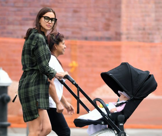 Ирина Шейк на прогулке с дочкой Леей! Новые фото