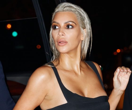 Все как обычно: Ким Кардашьян гуляет по Нью-Йорку без белья