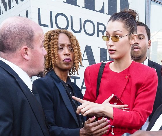 Почти драка: Белла Хадид заступилась за женщину-фотографа, которую толкнул ее охранник