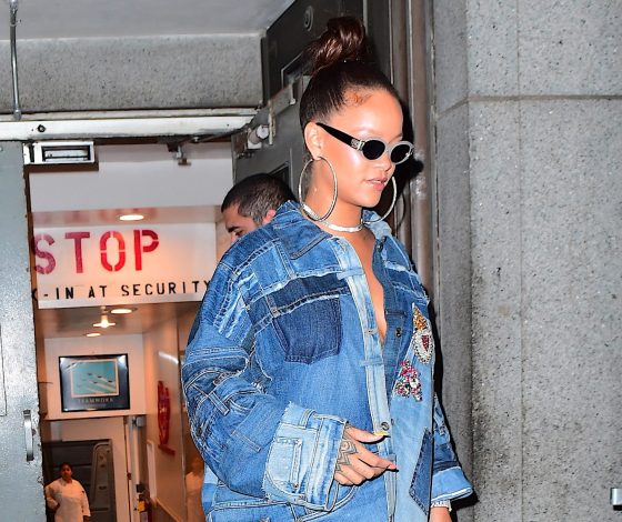 Новый выход Рианны! Похоже, она очень любит деним