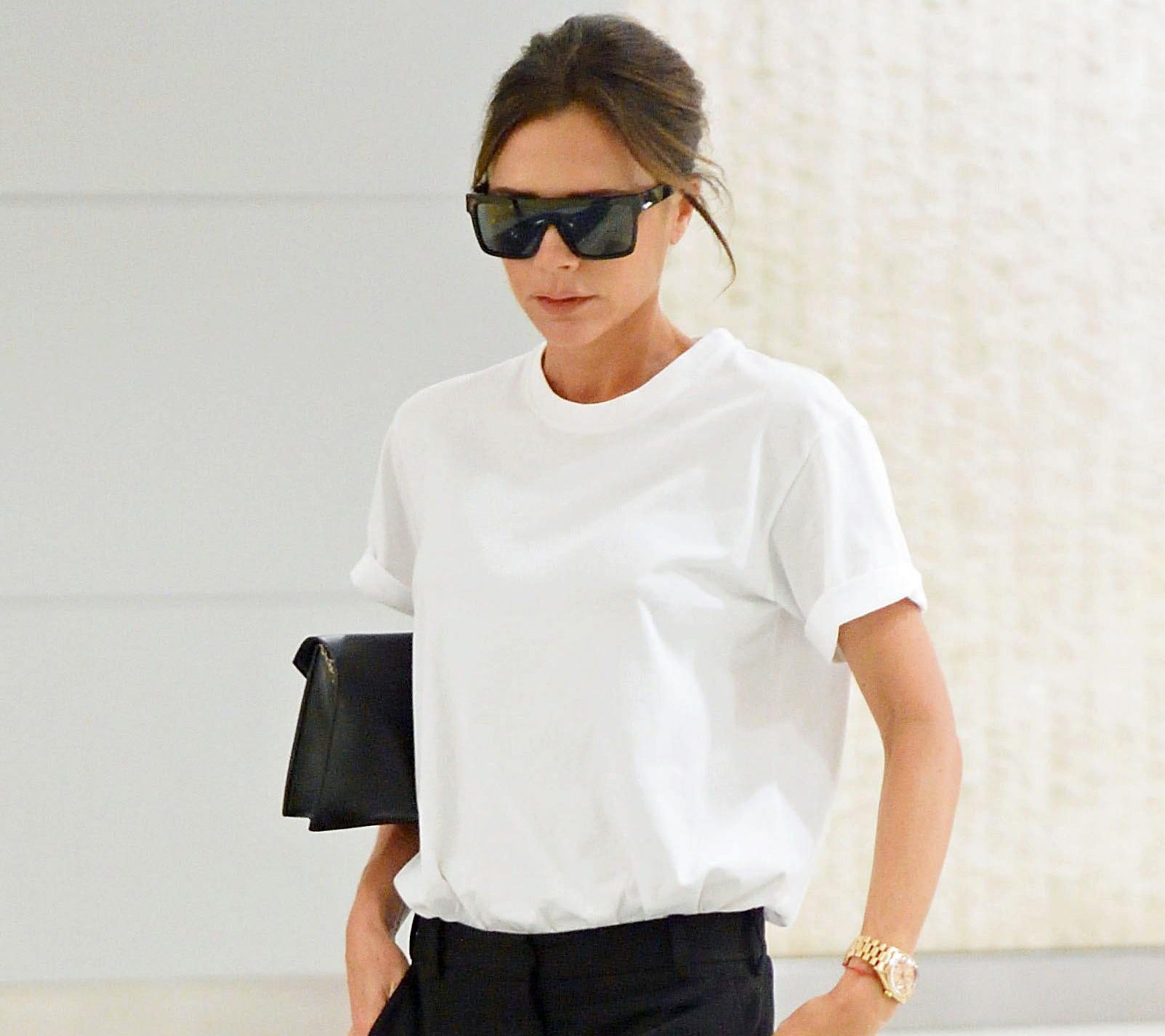 Белая рубашка с черной футболкой женские