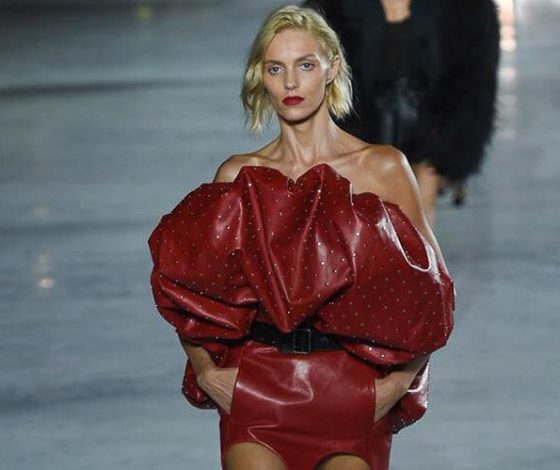 Перья, кожа и короткие платья: ещё один прекрасный показ Saint Laurent