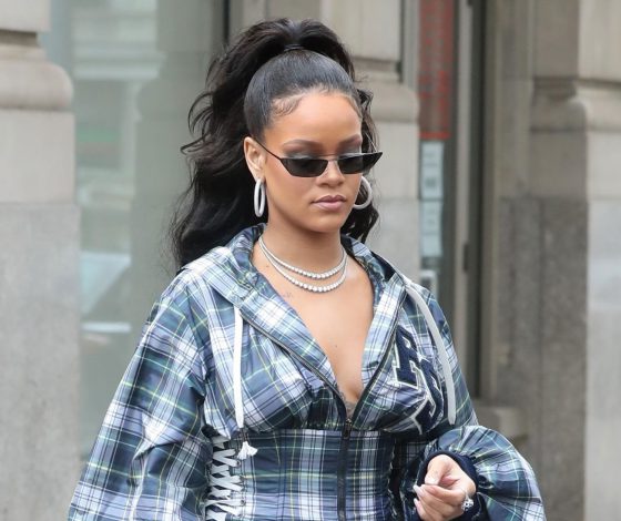 Рианна в аэропорту Нью-Йорка в тапочках Fenty x Puma