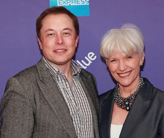 «Он прыгал от радости»: мать Илона Маска рассказала о запуске Falcon 9, новой книге, избраннице сына и моде