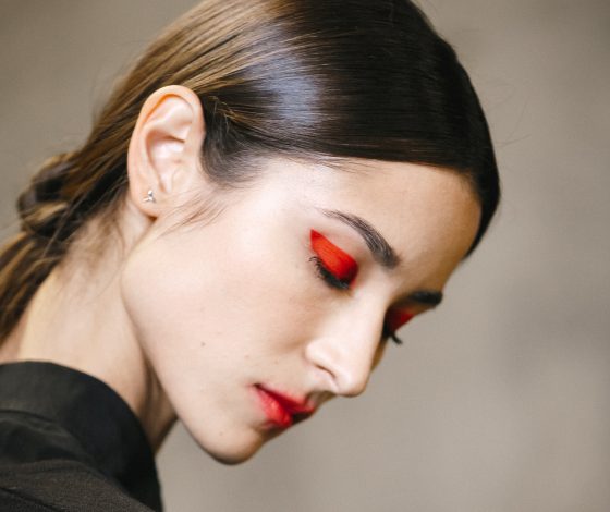 Как нарисовать стрелки с помощью карандаша для губ?