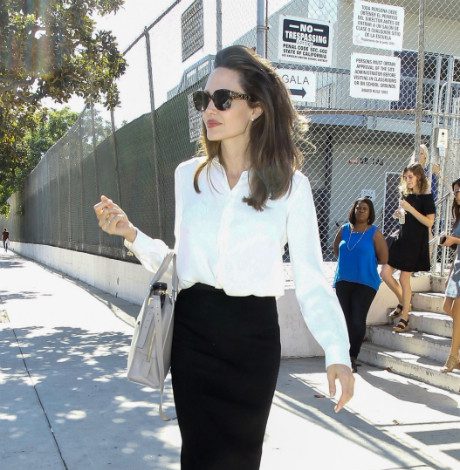 Анджелина Джоли показала свой фильм детям в школе!