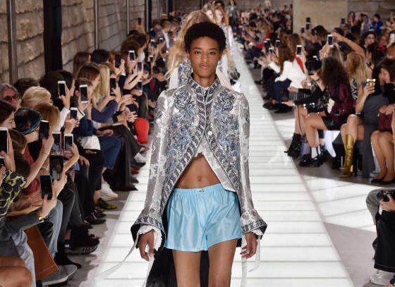 Показ Louis Vuitton впервые в истории открыла темнокожая модель. Кто она?