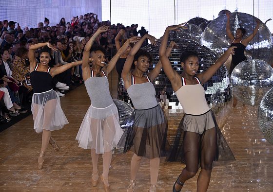 Кто такие Hiplet ballerinas, и что они делали на показе Moncler?