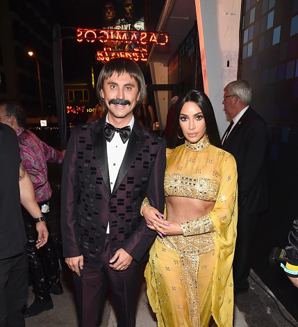 Ким - принцесса, а Кайя Гербер блондинка. Как звезды отметили Хэллоуин?