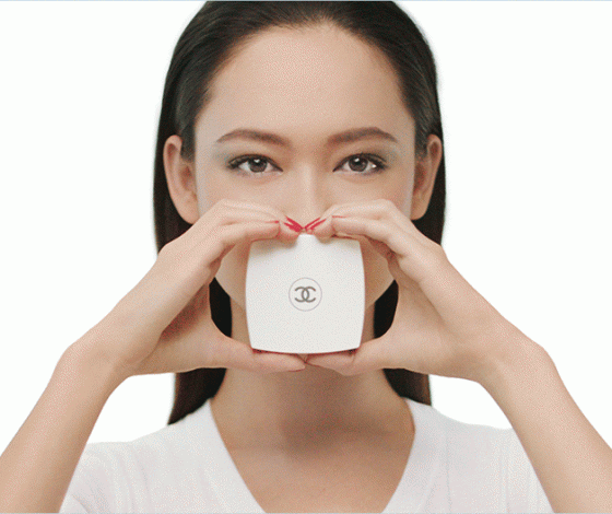 В бутике Chanel уже Рождество! Успей купить подарки!