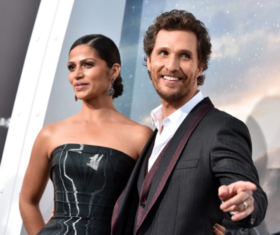 Милота! Мэттью Макконахи на прогулке с женой и детьми