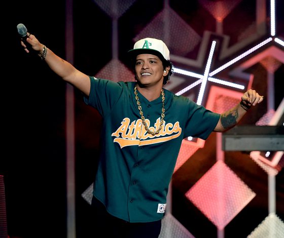 Бруно Марс номинирован на 8 премий AMA!  Кто еще в списке?