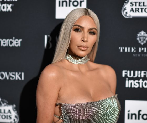 Очень смело! Новый выход Ким в плаще поверх белья