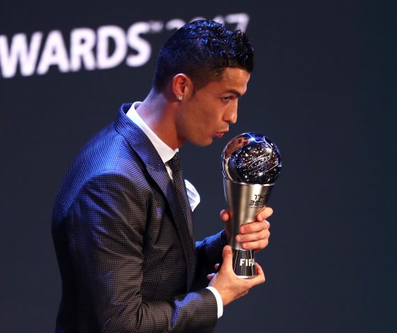 Криштиану Роналду стал игроком года по версии FIFA, а поздравили его сын и беременная девушка