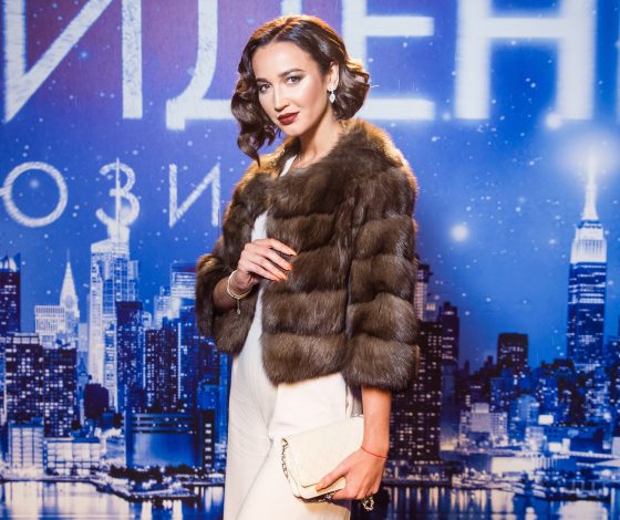 Ольга Бузова, Юлианна Караулова и Юлия Барановская на премьере мюзикла «Привидение»