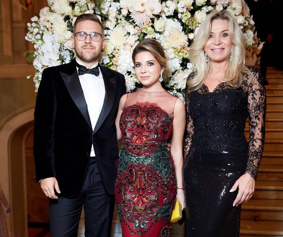 Беременная Галина Юдашкина вышла в свет в обтягивающем платье