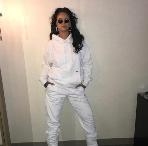 Новый выход Рианны. Теперь в белом!