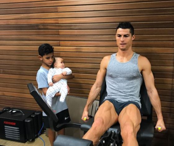 Криштиану Роналду поделился трогательным снимком с сыновьями