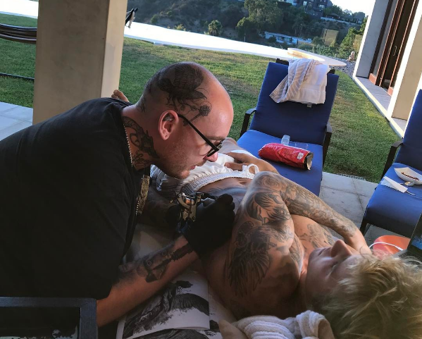 Хейли Бибер дебютировала с новой татуировкой - что изображено на тату - фото