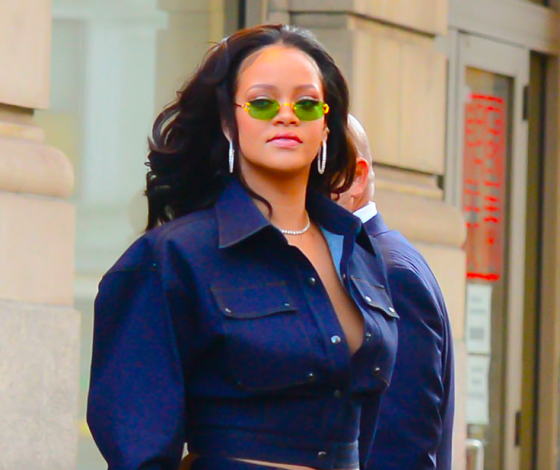 В Сети обсуждают умение Рианны ходить на каблуках. Это очень смешно!