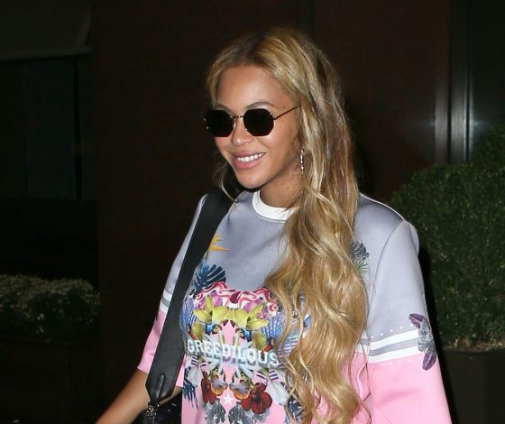 Настоящая жена рэпера: Бейонсе в платье-футболке на свидании с Джей Зи