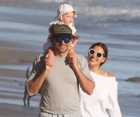 Такие счастливые! Брэдли Купер и Ирина Шейк с дочкой на пляже