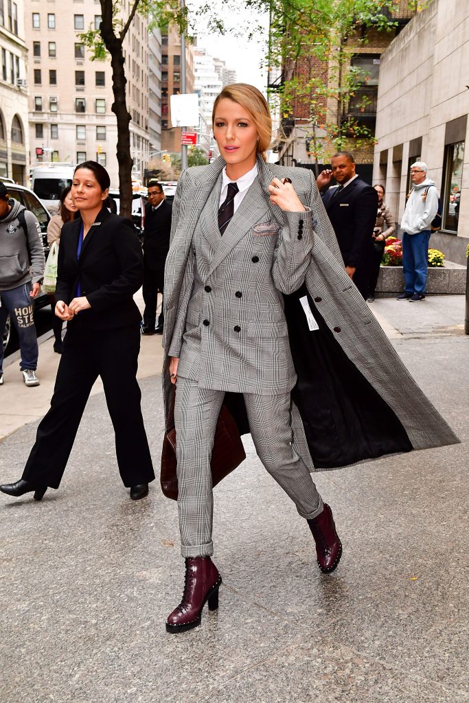 Блейк Лайвли в костюме-тройке Ralph Lauren и с сумкой Michael Kors
