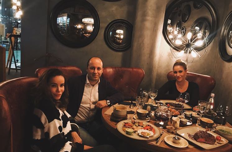 Айза Анохина ужинала с друзьями