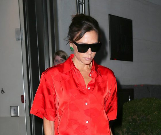 Больше никакого черного: яркий образ Виктории Бекхэм в Нью-Йорке