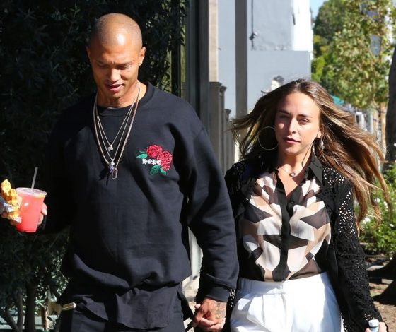 Беззаботные Джереми Микс и Хлоя Грин гуляют по Голливуду