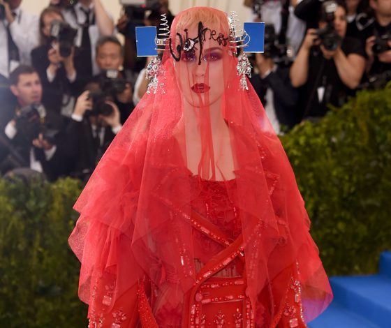 Топ шокирующих выходов звезд в 2017 году